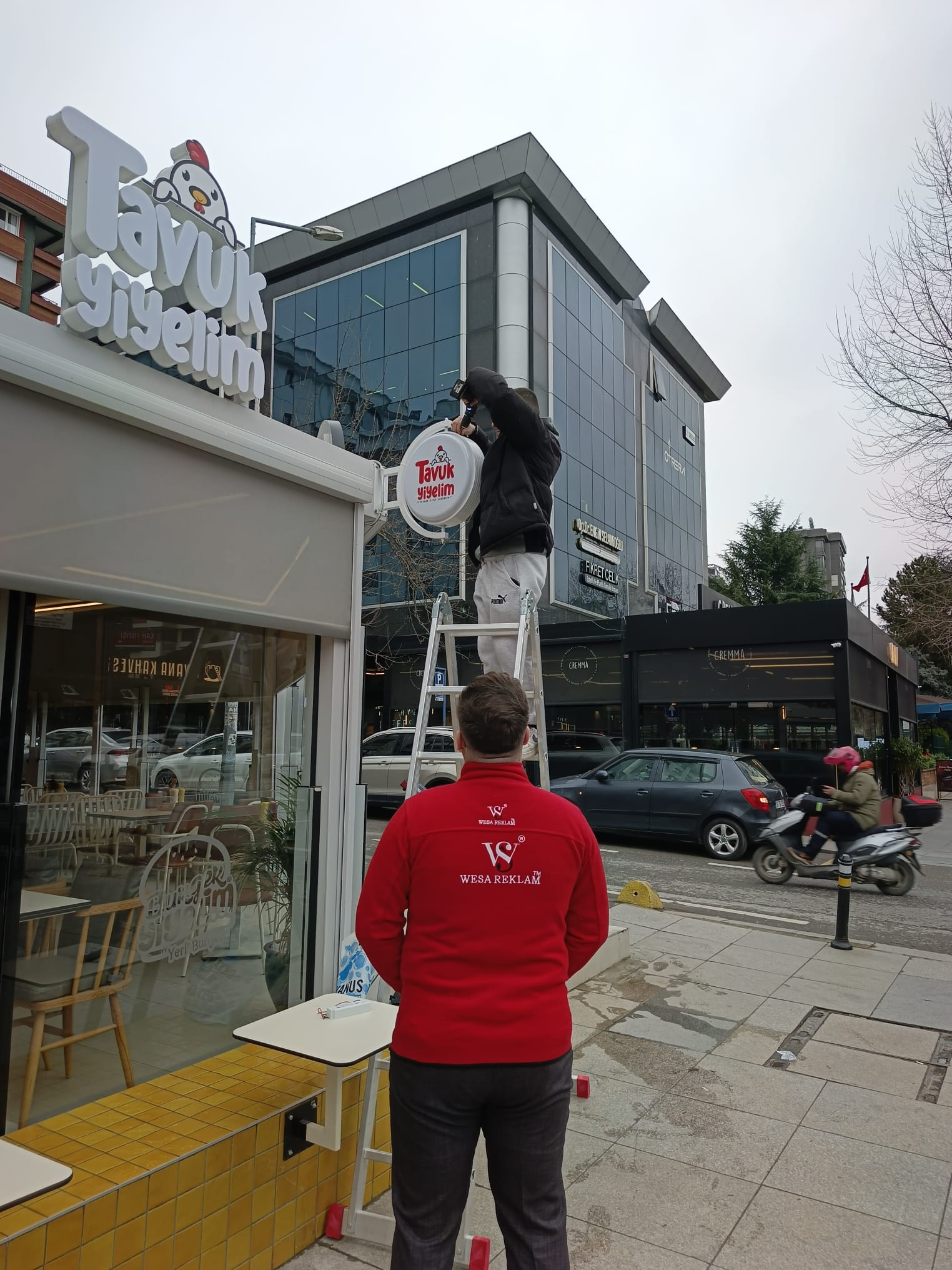 Caddebostan Burger Yiyelim Mağazasında Dönen Fener Tabela Montajı