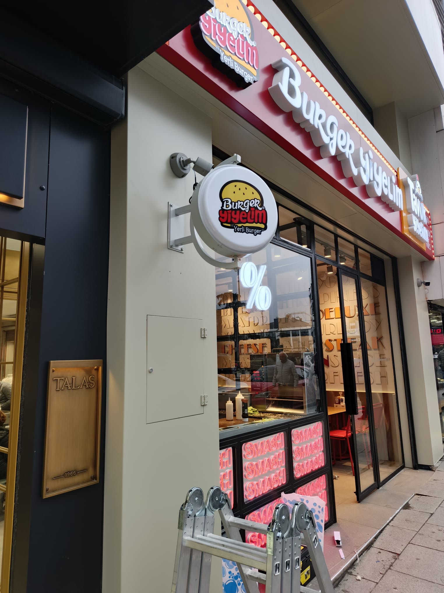 Kadıköy Burger Yiyelim Şubesinde Dönen Fener Tabela Montajı