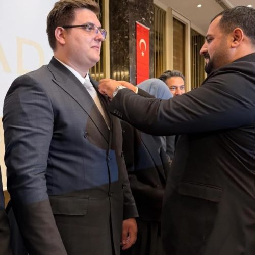 TÜMKİAD İL Başkanı Sn. Enes Selimoğlu Wesa Reklam A.Ş Y. Başkanı Sn. Ahmet Can Uçak'a Rozet takdim ederken